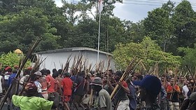 Bentrokan Pendukung Paslon di Puncak Jaya: 94 Luka, 40 Rumah Dibakar