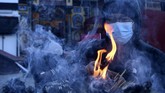 FOTO: Syahdu Beribadah Lagi di Kuil Kathmandu Kuil Pashupatinath yang berada di Kathmandu, Nepal, telah dibuka kembali setelah sempat ditutup selama sembilan bulan.