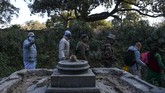 FOTO: Syahdu Beribadah Lagi di Kuil Kathmandu Kuil Pashupatinath yang berada di Kathmandu, Nepal, telah dibuka kembali setelah sempat ditutup selama sembilan bulan.