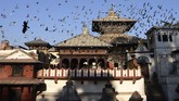 FOTO: Syahdu Beribadah Lagi di Kuil Kathmandu Kuil Pashupatinath yang berada di Kathmandu, Nepal, telah dibuka kembali setelah sempat ditutup selama sembilan bulan.