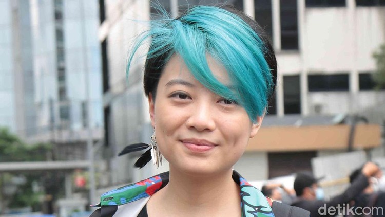 Leony Penyanyi Leony ditemui seusai menjadi bintang tamu acara Kopi Viral, Trans TV, Jakarta Selatan, Jumat (18/12).