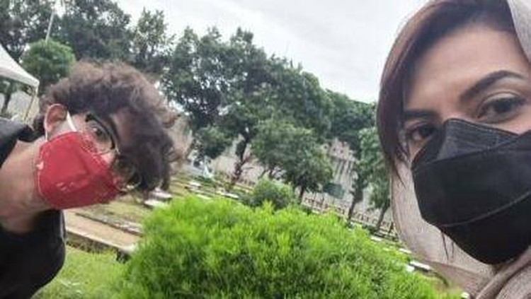 Najwa Shihab Kunjungi Makam Anak Kedua