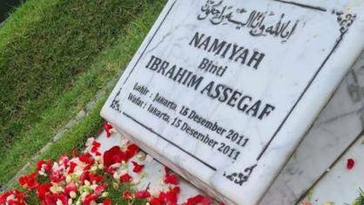 Najwa Shihab Kunjungi Makam Anak Kedua