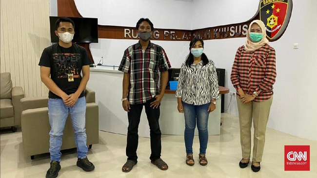 Kedua pasutri yang dinilai berlaku tidak senonoh itu beridentitas AB (41) sebagai suami dan ES (31) istri. Keduanya warga Jalan Kalimas Baru Surabaya.