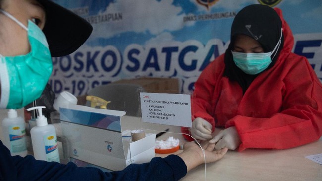 KAI mulai mewajibkan penumpang mereka menunjukkan hasil rapid test antigen mulai Selasa (22/12) ini demi menekan penyebarluasan virus corona.