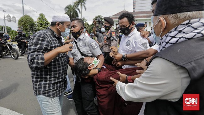 Koordinator Lapangan Aksi 1812 menyatakan pihaknya siap membantu sejumlah orang yang diamankan polisi saat aksi di Patung Kuda, Jakarta Pusat, Jumat (18/12).