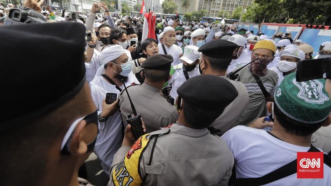 Sebanyak 455 orang simpatisan Imam besar FPI Rizieq Shihab yang ikut Aksi 1812 ditangkap polisi lantaran menolak rapid test Covid-19.