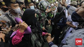 Ibu-ibu Demo 1812 Kecam Polisi: Bukan Bandar Dibunuh Gitu Aja