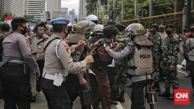 Sebanyak 7 tersangka simpatisan Rizieq Shihab masih ditahan Polda Metro Jaya lantaran bawa senjata tajam dan narkoba.