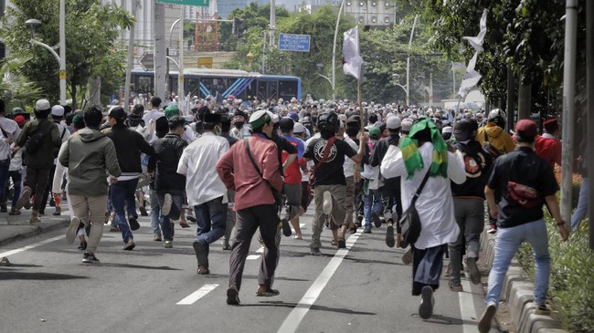 Penyidik Ditreskrimum Polda Metro Jaya menjadwalkan untuk memeriksa koordinator lapangan Aksi 1812, Rizal Kobar hari ini, Selasa (5/1).