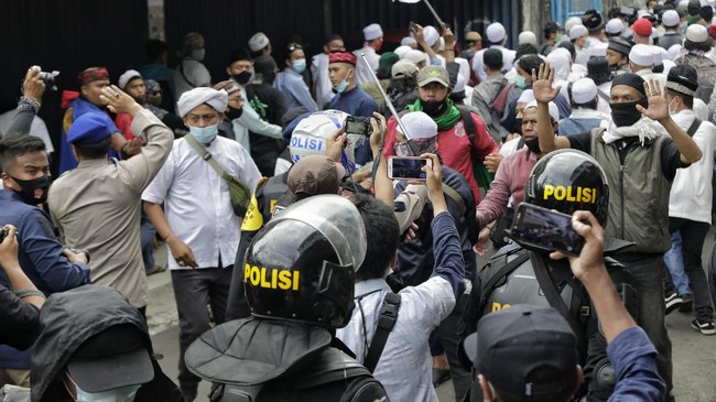 Sebanyak 455 pengikut Rizieq Shihab diamankan setelah menolak pelaksaan tes cepat Covid-19 saat akan melakukan dmonstrasi "1812" di Monas.