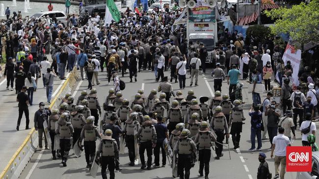 61 Remaja Diciduk Ingin Ikut Aksi 1812, 10 Reaktif Covid Puluhan remaja yang diamankan mulanya bersembunyi di dalam dump truck untuk mengelabui petugas saat melintas menuju aksi 1812 di Jakarta.