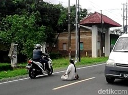 Siapa Pria Bergamis yang Salat di Tengah Jalan Banyuwangi ?
