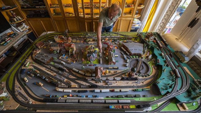 Miniatur kereta menjadi mainan favorit penduduk Jerman selama penguncian wilayah dan pembatasan perjalanan akibat pandemi virus Corona.