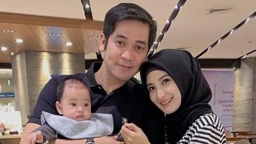 img-title Ricky Perdana Bahagia Lihat Anak Sudah Bisa Tengkurap