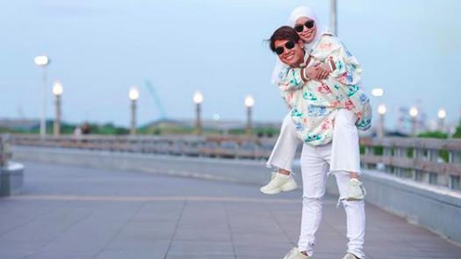 rizky billar makin mesra dengan Lesty kejora