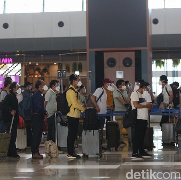 Antrean Panjang Penumpang untuk Test Rapid Antigen di Bandara Soetta