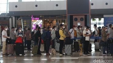 img-title Antrean Panjang Penumpang untuk Test Rapid Antigen di Bandara Soetta