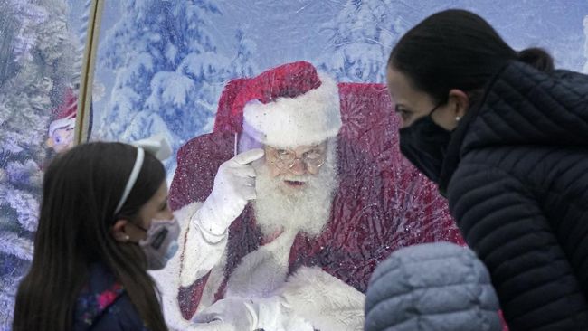 Sosok pria tua berjanggut putih tebal saat Natal dikenal dengan sebutan Sinterklaas dan Santa Claus. Lantas, apa perbedaan Sinterklaas dan Santa Claus?