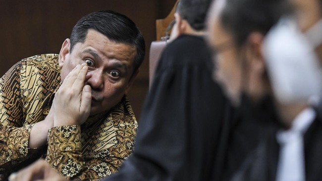 Gelak tawa hadirin riuh di ruang sidang saat pengacara Irjen Napoleon keberatan dengan saksi yang tak bisa menunjukkan barang bukti tinja di kasus Muhammad Kace