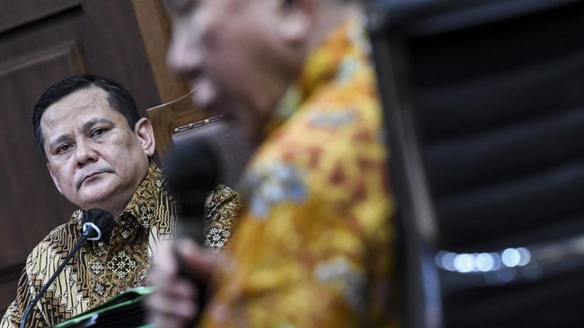 Hakim beberapa kali mengingatkan jaksa untuk menghadirkan Irjen Napoleon yang ditunggu hampir satu jam dalam sidang penganiayaan M Kace.