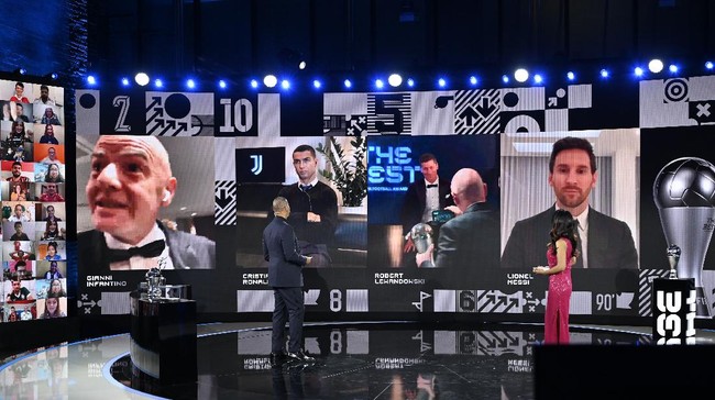 Cristiano Ronaldo tak bisa menyembunyikan kekecewaannya saat FIFA mengumumkan pemain terbaik dunia 2020 jatuh kepada Robert Lewandowski.