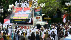 VIDEO: Polisi Bubarkan Massa  Aksi 1812 di Patung Kuda