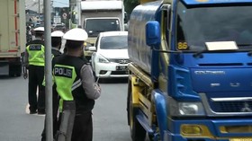 VIDEO: Karena Pandemi, Polisi Sekat Massa Aksi 1812