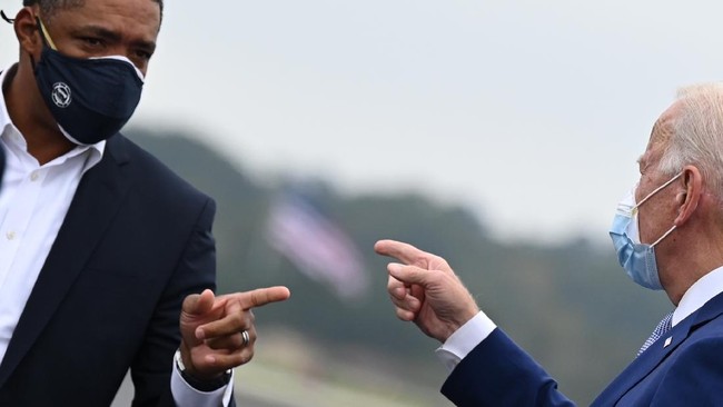 Ajudan Presiden AS terpilih Joe Biden, Cedric Richmond diketahui positif terinfeksi virus corona. Meski begitu, hasil tes Biden dipastikan negatif.