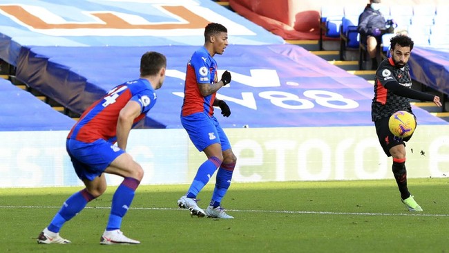 Mohamed Salah menjauh di puncak daftar top skor Liga Inggris setelah mencetak dua gol saat Liverpool menang 7-0 atas Crystal Palace.