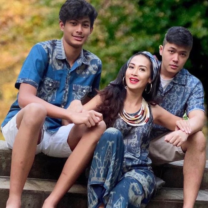 Kedua putranya kini sudah tumbuh remaja. Mereka adalah Marcello Louis Reynara dan Marciano Nicholas Djatmiko. Foto: Instagram Diah Permatasari