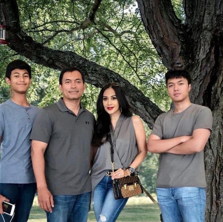 Tahun 1997 lalu, Diah dipersunting oleh kekasihnya, Anton Wahyu Jatmiko. Dari perkawinan ini, Diah dikarunia dua jogoan berwajah rupawan. Foto: Instagram Diah Permatasari