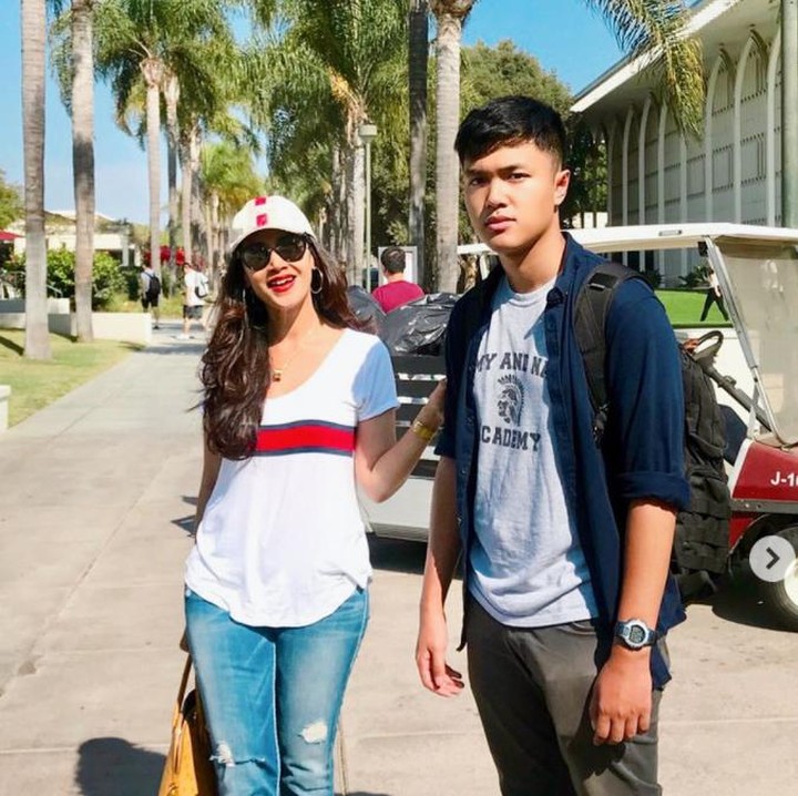 Nah kalau yang ini kakak Marcello. Foto ini diambil 2 tahun lalu ketika Bunda Diah mengunjungi si sulung yang mengenyam pendidikan di Loyola Marymount University, Amerika Serikat. Foto: Instagram Diah Permatasari