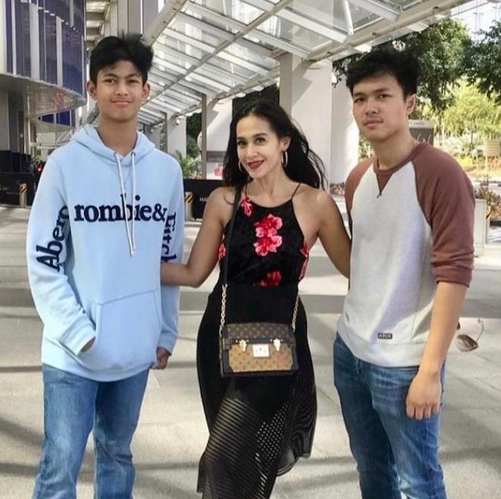 Siapa yang menyangka ya kalau Diah kini sudah berusia 49 tahun. Diah awet muda, bahkan tampak seperti kakak bagi anak-anaknya ya, Bun? Foto: Instagram Diah Permatasari
