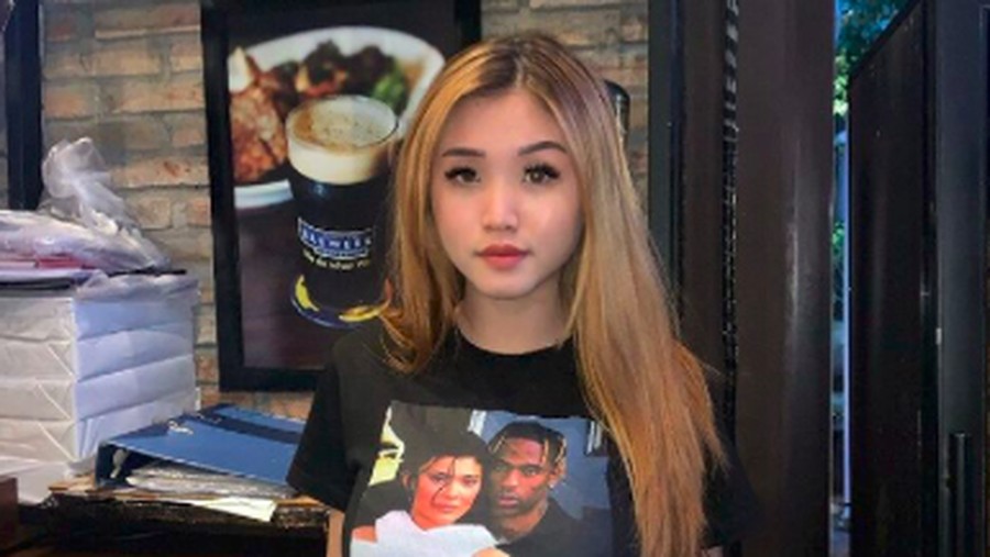 Gaya Keren Anastasya Khosasih Saat Makan Nasi Bebek