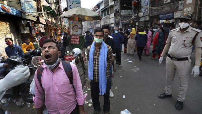 Indonesia menjadi negara dengan jumlah kasus aktif virus corona tertinggi di Asia melampaui India.