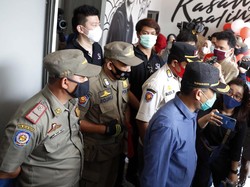 Satpol PP Bubarkan Kerumunan di Kafe Rizky Billar yang Baru Dibuka