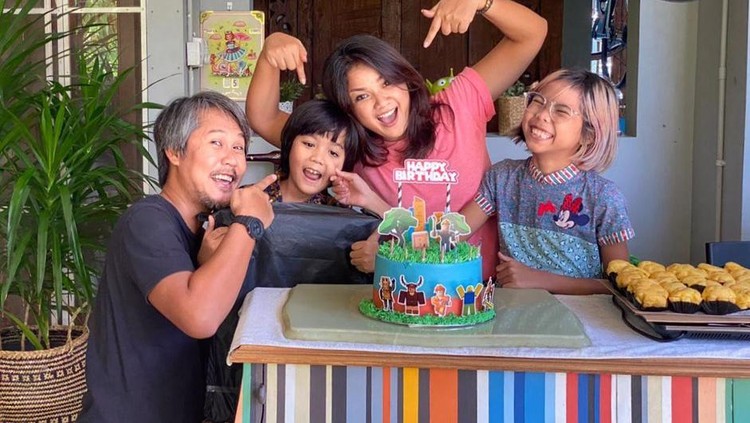 Romantisnya Nirina Zubir dan Ernest Saat Makan Bareng
