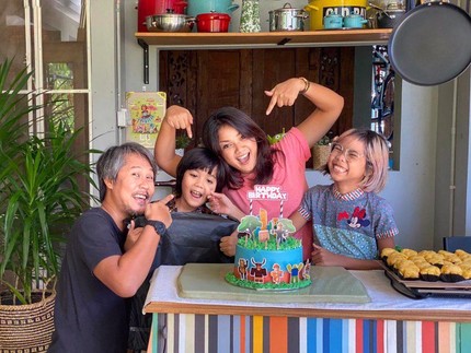 Positif COVID-19 Sebulan, Nirina Zubir Akhirnya Sembuh & Bisa Peluk Anak-anak
