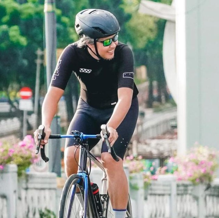 <p>Suami istri yang punya hobi gowes sepeda saat ini sedang dalam tahap pemulihan karena positif COVID-19. Kita doakan semoga Bunda Nirina dan Ayah Ernest segera pulih dan bisa gowesan lagi ya. Foto: Instagram Nirina Zubir</p>