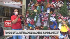 VIDEO: Pohon Natal Unik Berhiaskan Masker dan Hand Sanitizer