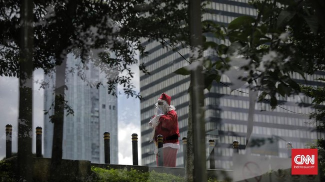 FOTO: Sinterklas Sapa Warga Jakarta di Masa Pandemi