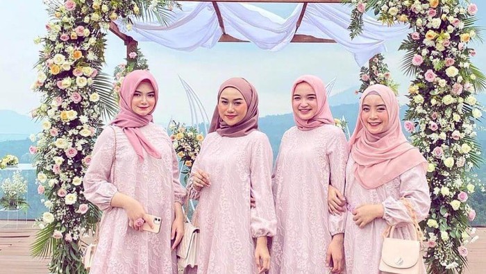 6 Model Dress Cantik Pengganti Kebaya Dusty Pink yang Terlihat Soft dan Anggun
