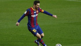 Gaji Besar Messi Tak Buat Barcelona Bangkrut