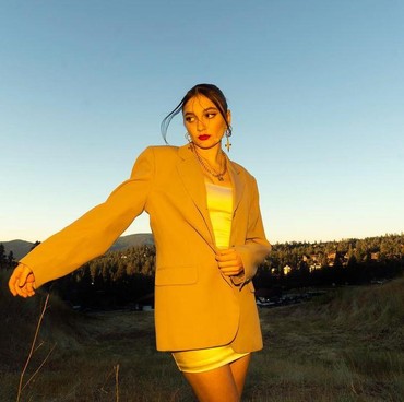 Lirik Lagu Sit Still Look Pretty - Daya