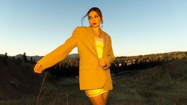 Lirik Lagu Sit Still Look Pretty - Daya