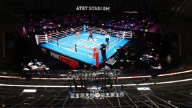 Brutal, Sanchez KO Fernandez Sampai Keluar Ring