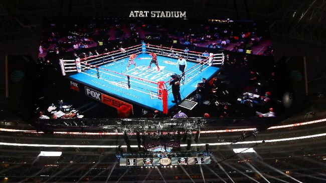 Brutal, Sanchez KO Fernandez Sampai Keluar Ring Frank Sanchez meraih kemenangan KO brutal atas Julian Fernandez pada pertarungan tinju kelas berat di Texas.