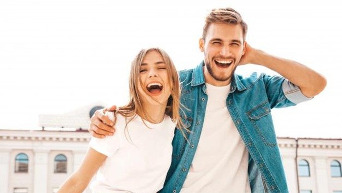 Jatuh Cinta Dengan Pria Lebih Muda, Kenapa Enggak? Ini 5 Alasannya!