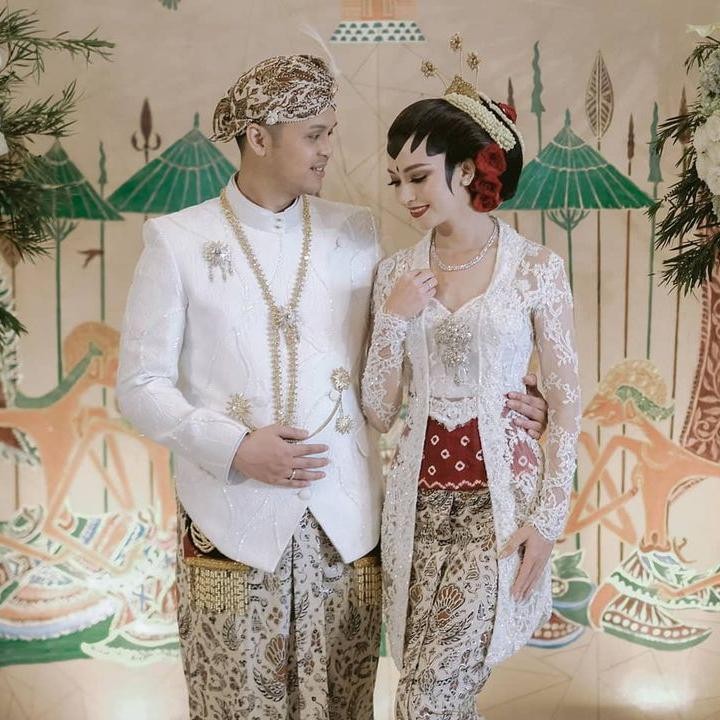 <p>Serasi dengan Karina, Rangga juga mengenakan pakaian adat Jawa lengkap dengan nuansa putih. (Foto: Instagram @karinadila8921)</p>
